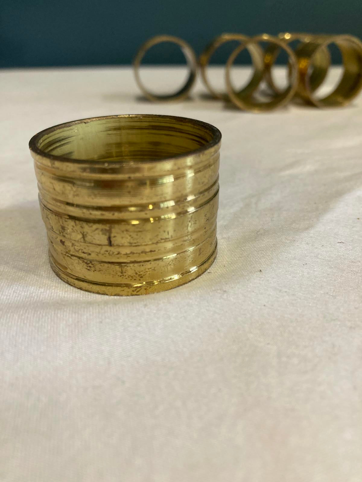Vintage Ribbed Brass Napkin Rings – Set of 6 Classic Mid-Century Tableware