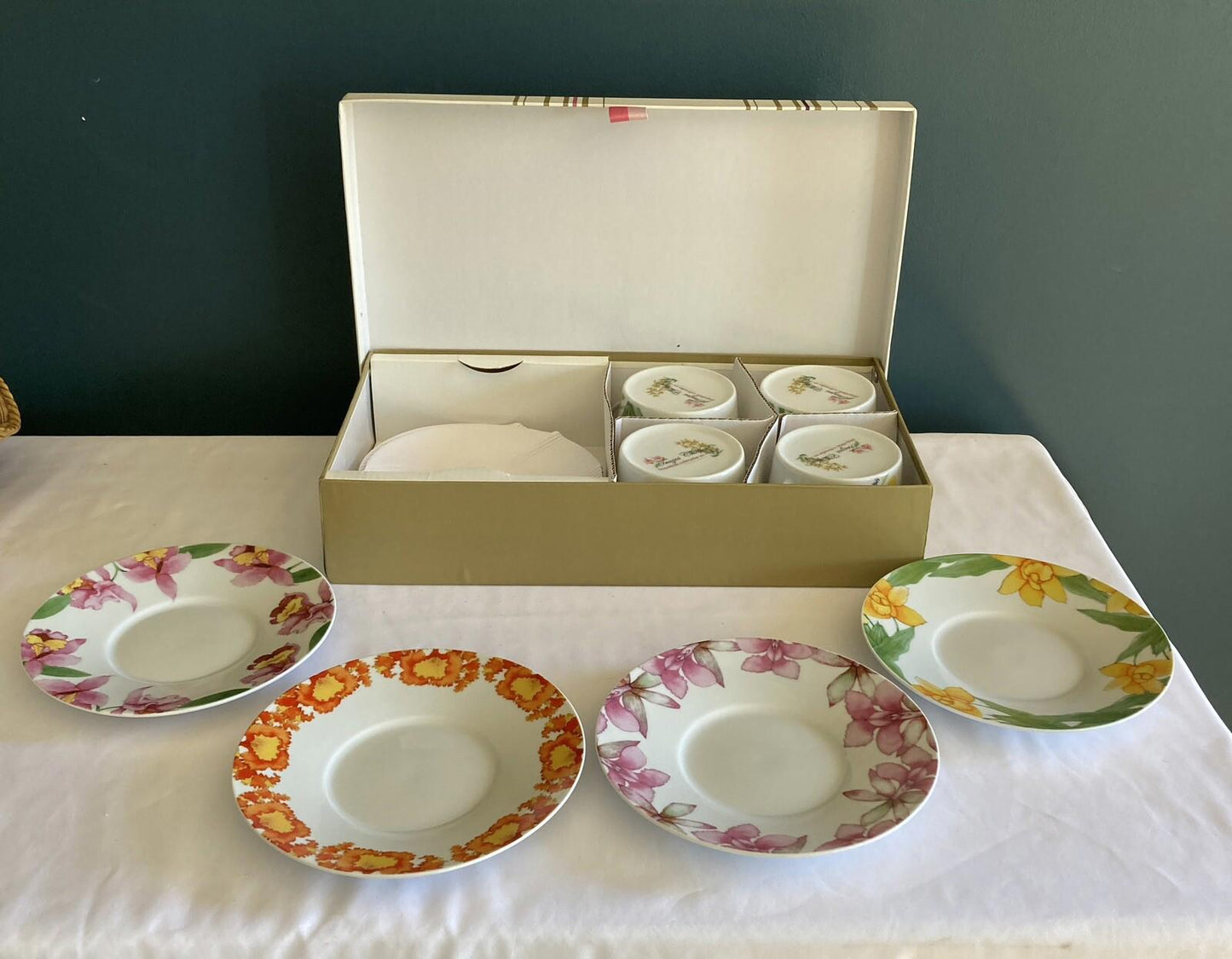 Trazos Criollos Orquídeas Botanical Plates & Cups Set – Santo Domingo –