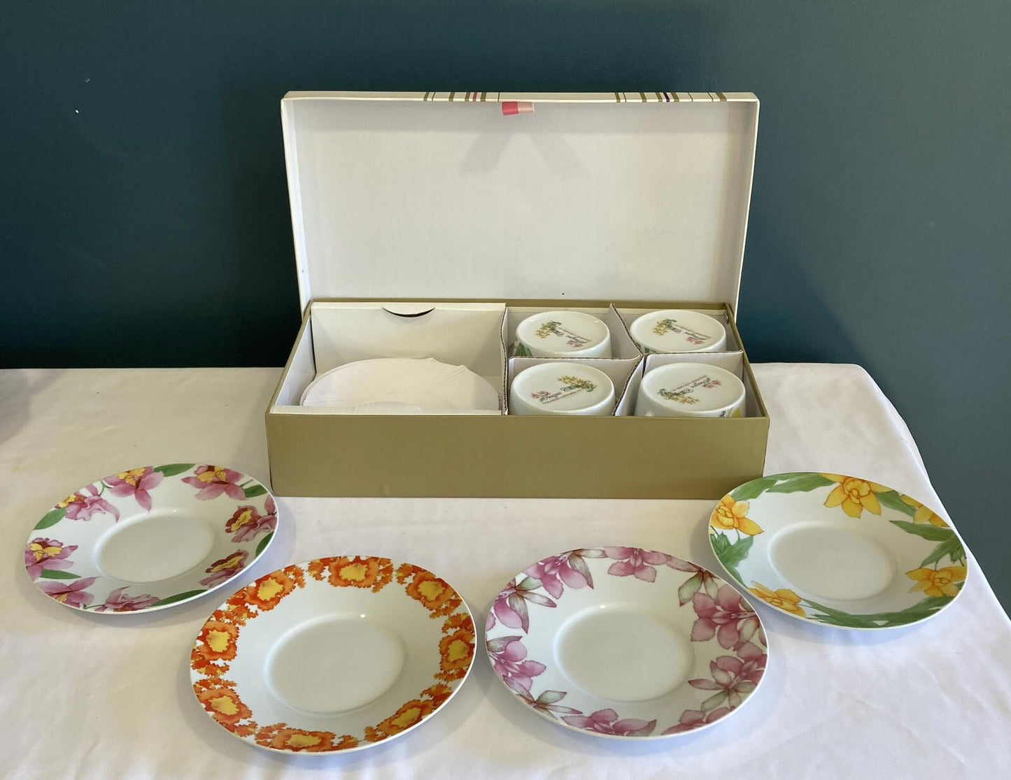 Trazos Criollos Orquídeas Botanical Plates & Cups Set – Santo Domingo –