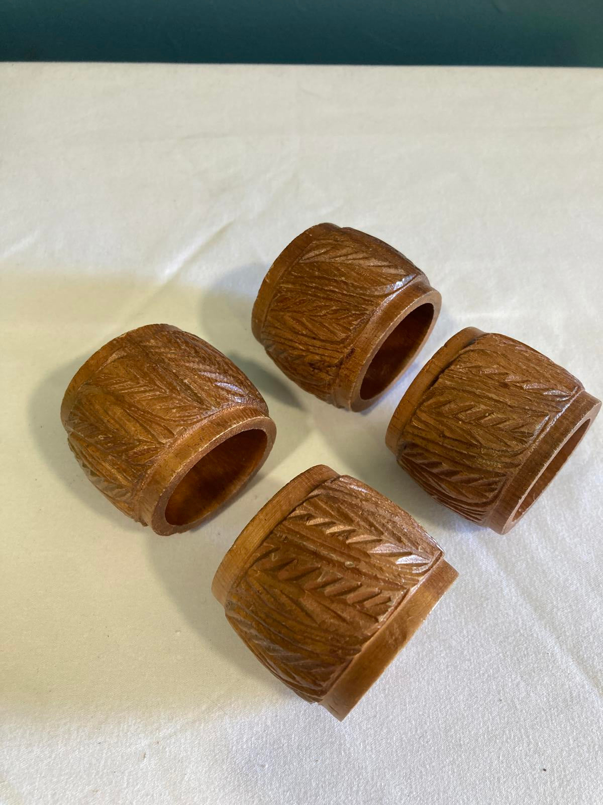 Set of 4 Vintage Carved Wood Napkin Rings – Leaf Pattern