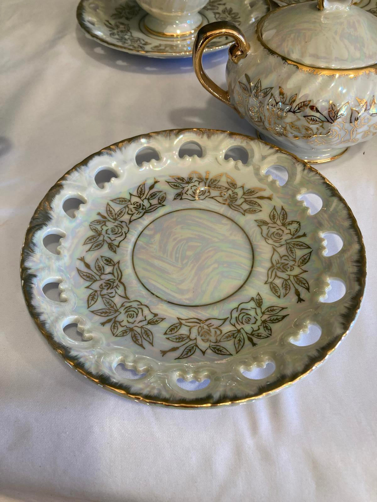 Kudo Toki Gold Opalescent Tea Set – Cups, Saucers, Creamer, Sugar with Lid