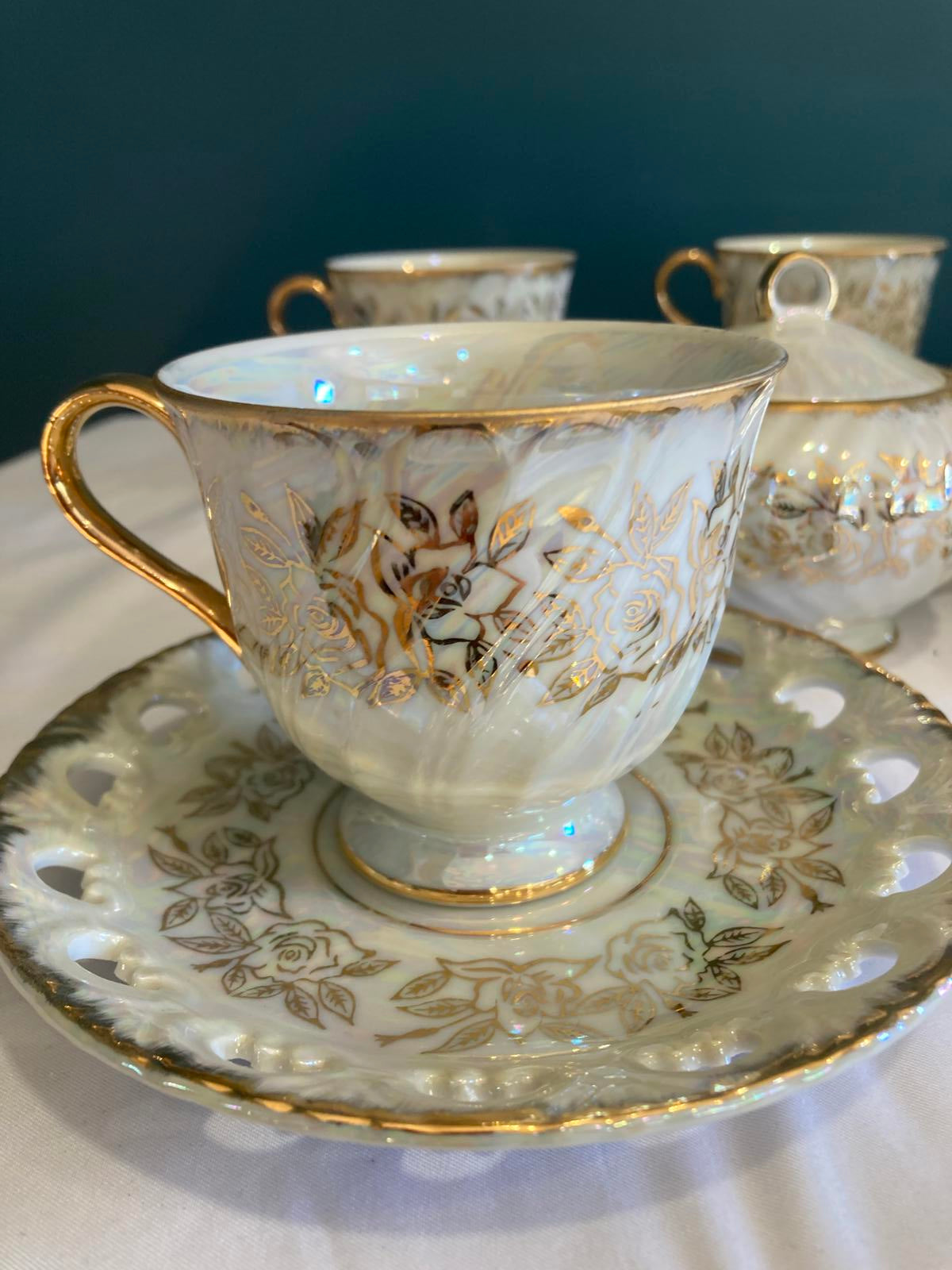 Kudo Toki Gold Opalescent Tea Set – Cups, Saucers, Creamer, Sugar with Lid