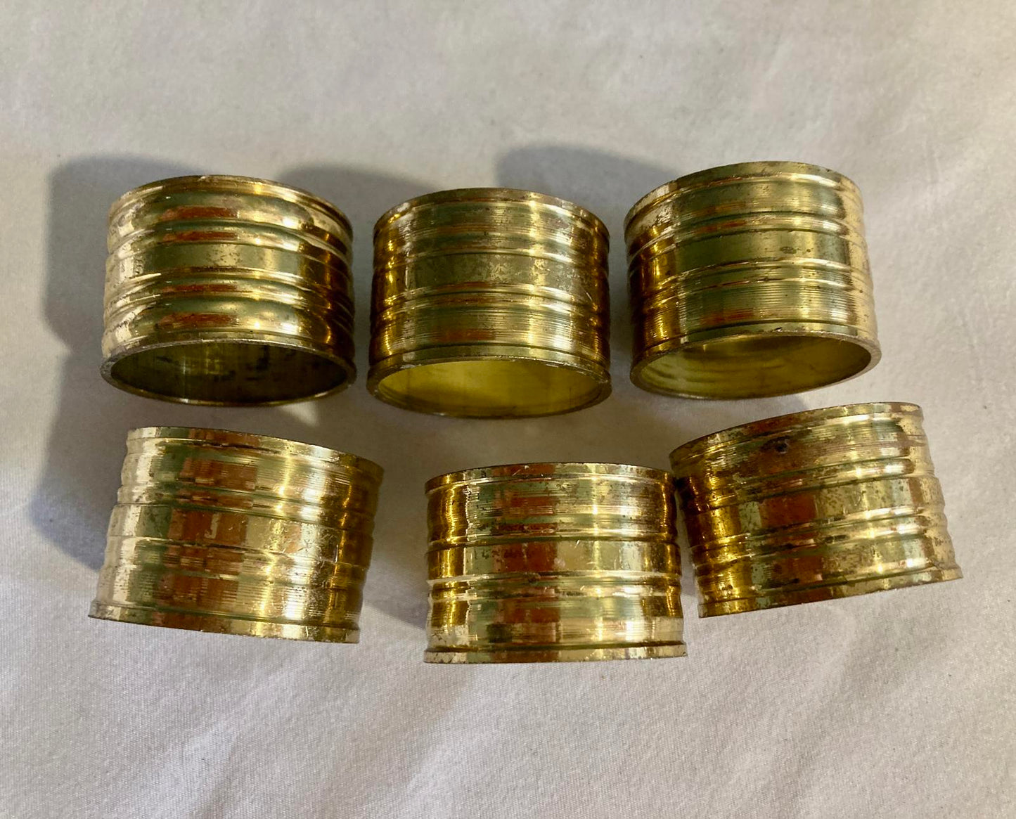 Vintage Ribbed Brass Napkin Rings – Set of 6 Classic Mid-Century Tableware