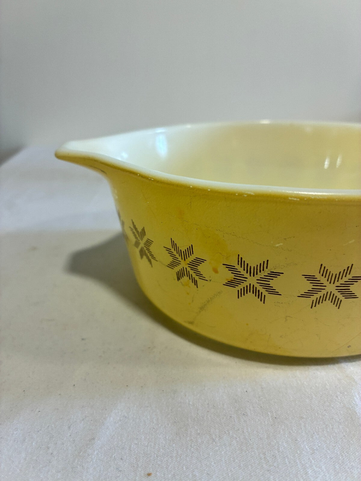 Vintage Pyrex Town & Country Gold Casserole Dish | 1.5 Pt Snowflake Pattern USA