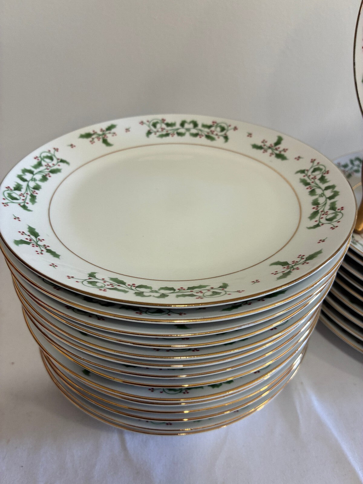 Set of 24 Gibson Everyday Holly Berry Christmas Dessert Plates With Gold Trim