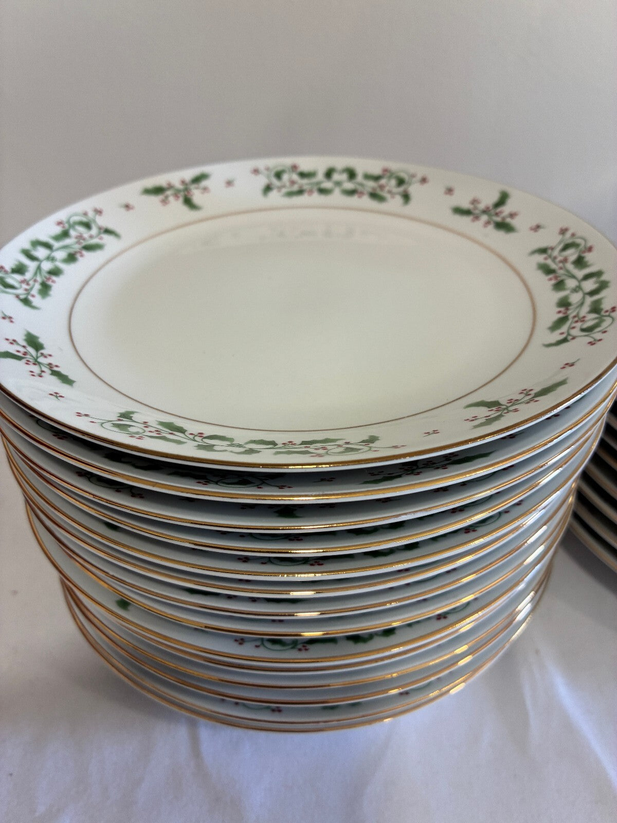 Set of 24 Gibson Everyday Holly Berry Christmas Dessert Plates With Gold Trim