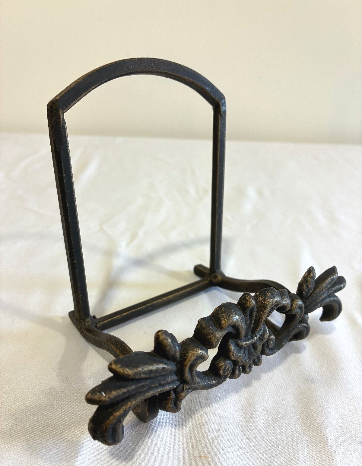 Vintage Cast Iron Book Stand Ornate Fleur de Lis Plate Holder