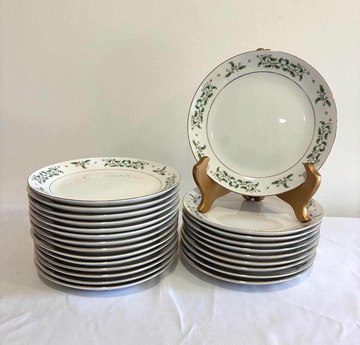 Set of 24 Gibson Everyday Holly Berry Christmas Dessert Plates With Gold Trim
